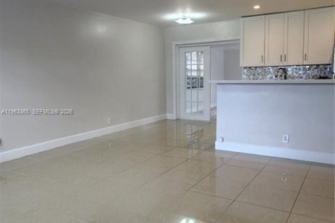 Villa ou maison à louer à North Lauderdale, Floride: 3 chambres, 114.64 m2 № 2025187 - photo 4