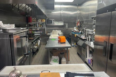 Propiedad comercial en venta en Miami, Florida № 1985662 - foto 8
