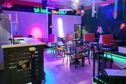 Propiedad comercial en venta en Miami, Florida № 1985662 - foto 18