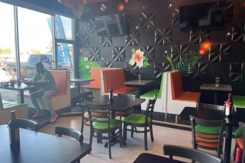 Propiedad comercial en venta en Miami, Florida № 1985662 - foto 11