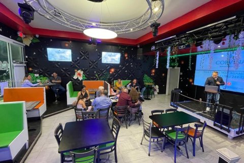 Propiedad comercial en venta en Miami, Florida № 1985662 - foto 4