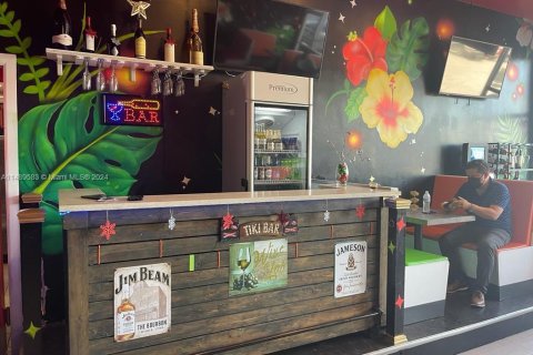 Propiedad comercial en venta en Miami, Florida № 1985662 - foto 6