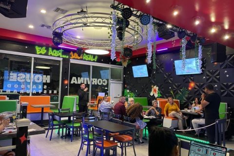 Propiedad comercial en venta en Miami, Florida № 1985662 - foto 14