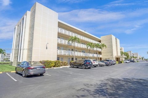 Condo in Dania Beach, Florida, 2 bedrooms  № 1708830 - photo 1