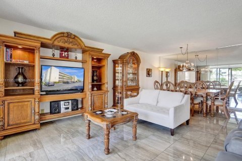 Condo in Dania Beach, Florida, 2 bedrooms  № 1708830 - photo 10