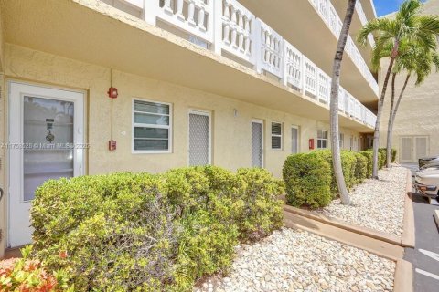 Condo in Dania Beach, Florida, 2 bedrooms  № 1708830 - photo 30