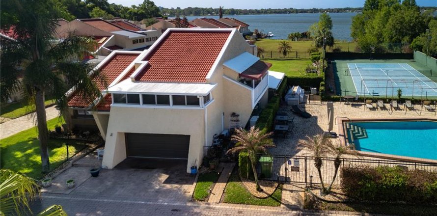 House in Winter Haven, Florida 3 bedrooms, 363.34 sq.m. № 2096850