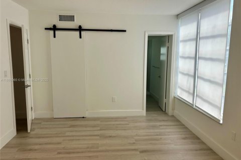 Condo in Bay Harbor Islands, Florida, 1 bedroom  № 1897155 - photo 1