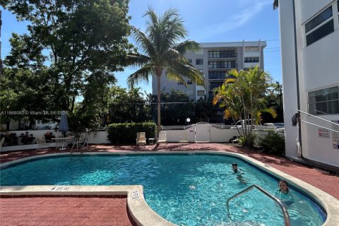 Condo in Bay Harbor Islands, Florida, 1 bedroom  № 1897155 - photo 15
