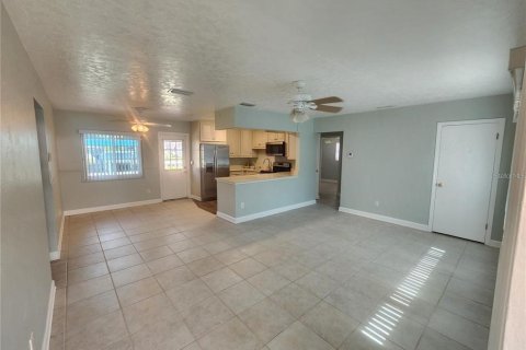 House in Bradenton, Florida 4 bedrooms, 111.48 sq.m. № 2210404 - photo 11