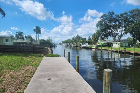 House in Bradenton, Florida 4 bedrooms, 111.48 sq.m. № 2210404 - photo 2