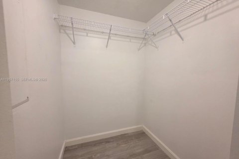 Condominio en alquiler en Miami, Florida, 1 dormitorio, 63.55 m2 № 2011211 - foto 5