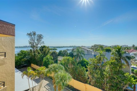 Condo in Sarasota, Florida, 2 bedrooms № 2151695 - photo 27