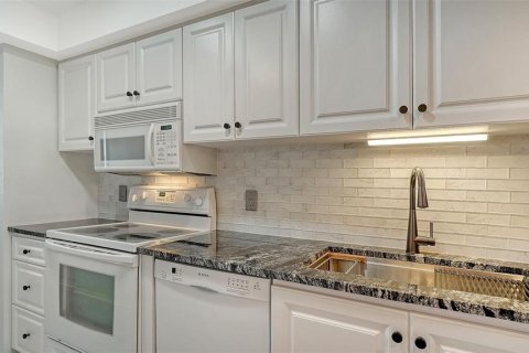 Condo in Sarasota, Florida, 2 bedrooms № 2151695 - photo 21