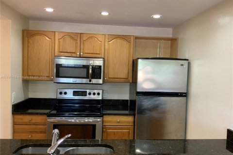 Купить кондоминиум в Дорал, Флорида 1 спальня, 65.96м2, № 1959290 - фото 1