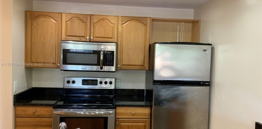 Кондоминиум с 1 спальней в Дорал, Флорида № 1959290