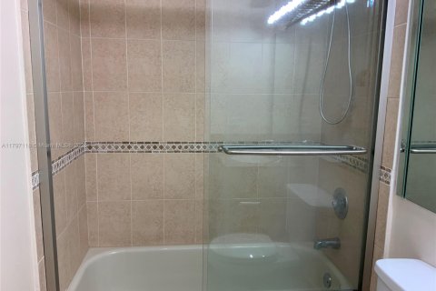 Купить кондоминиум в Дорал, Флорида 1 спальня, 65.96м2, № 1959290 - фото 7
