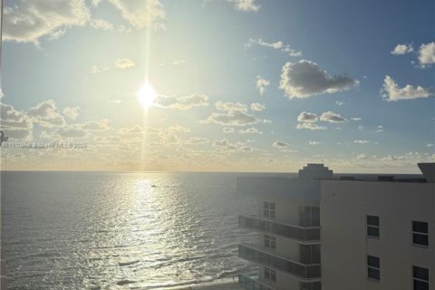 Купить кондоминиум в Серфсайд, Флорида 1 спальня, 87.33м2, № 1966060 - фото 2