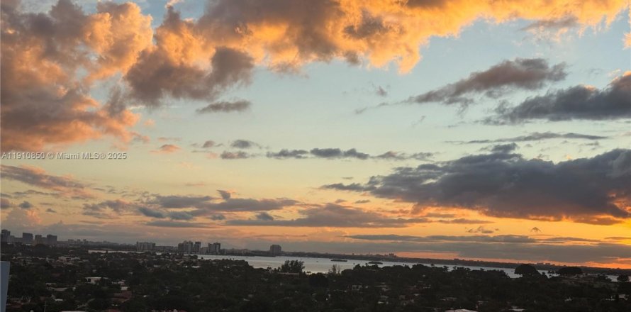 Кондоминиум с 1 спальней в Серфсайд, Флорида № 1966060