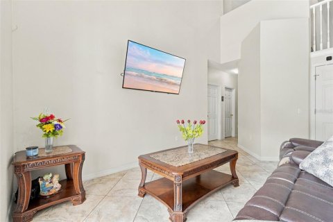 Casa en venta en Kissimmee, Florida, 6 dormitorios, 253.16 m2 № 2384417 - foto 7