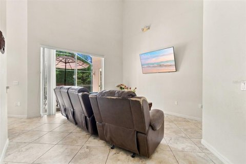Casa en venta en Kissimmee, Florida, 6 dormitorios, 253.16 m2 № 2384417 - foto 6