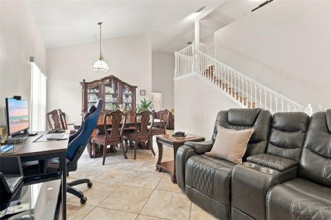 Casa en venta en Kissimmee, Florida, 6 dormitorios, 253.16 m2 № 2384417 - foto 3