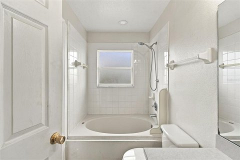 Casa en venta en Kissimmee, Florida, 6 dormitorios, 253.16 m2 № 2384417 - foto 24