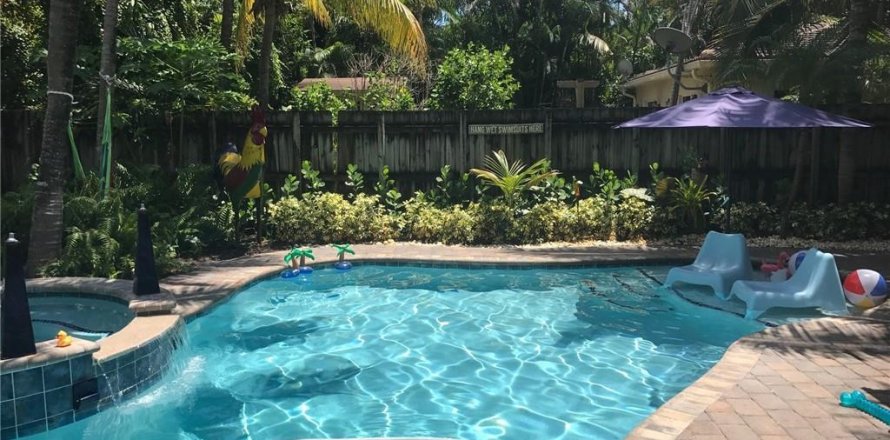 Commercial property in Fort Lauderdale, Florida 167.22 sq.m. № 2083149