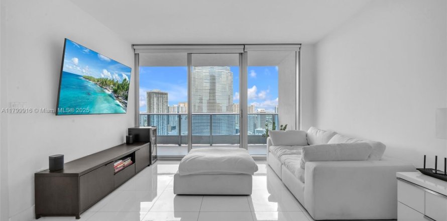 Кондоминиум с 1 спальней в Майами, Флорида № 2055128