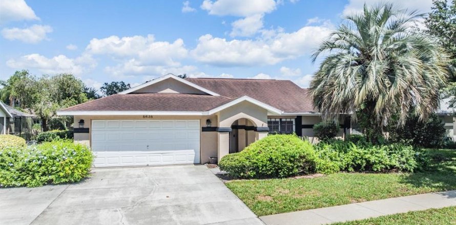 House in Zephyrhills, Florida 4 bedrooms, 202.25 sq.m. № 1690687
