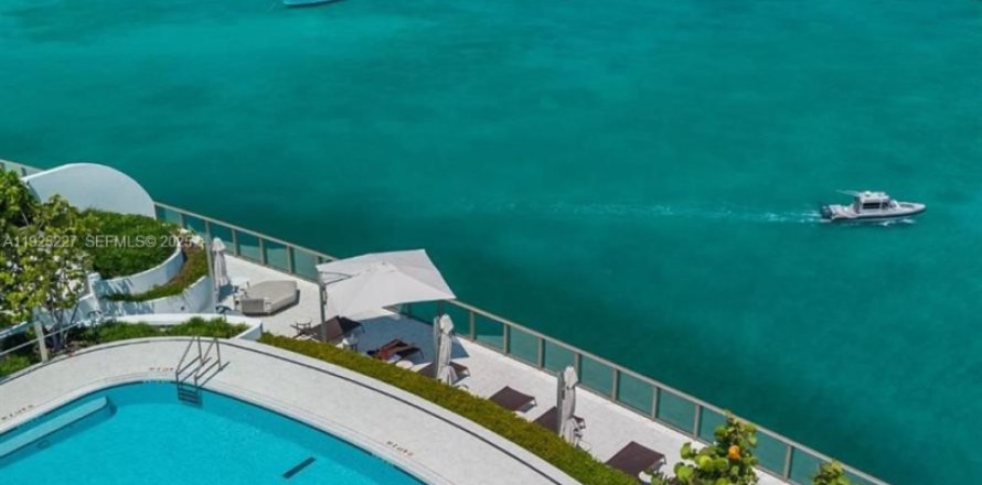 Кондоминиум с 2 спальнями в Бей-Харбор-Айлендс, Флорида № 1984120