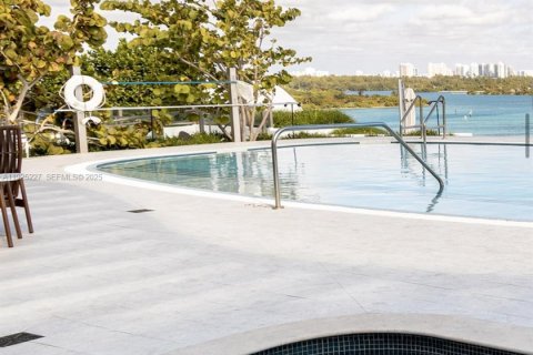 Снять в аренду кондоминиум в Бей-Харбор-Айлендс, Флорида 2 спальни, 195.93м2, № 1984120 - фото 16