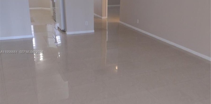 Condominio en Pembroke Pines, Florida, 2 dormitorios  № 2010574