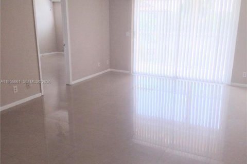 Condominio en alquiler en Pembroke Pines, Florida, 2 dormitorios, 102.75 m2 № 2010574 - foto 2