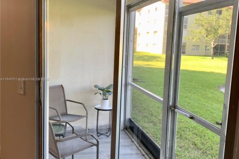 Condo in Pembroke Pines, Florida, 1 bedroom  № 1935766 - photo 9