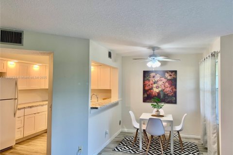 Condo in Pembroke Pines, Florida, 1 bedroom  № 1935766 - photo 2