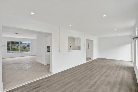 Casa en venta en Tamarac, Florida, 2 dormitorios, 147.44 m2 № 1990736 - foto 5