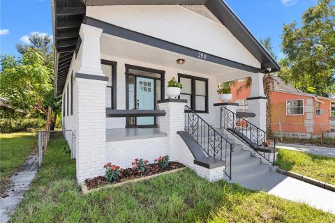 House in Tampa, Florida 3 bedrooms, 119.66 sq.m. № 2418466 - photo 2