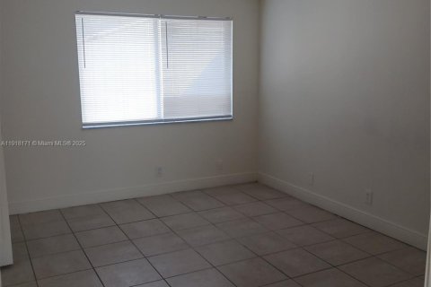 Condo in Lauderhill, Florida, 2 bedrooms  № 2082617 - photo 6