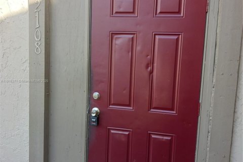Condo in Lauderhill, Florida, 2 bedrooms  № 2082617 - photo 2