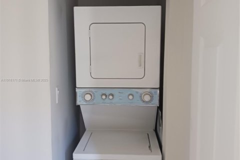 Condo in Lauderhill, Florida, 2 bedrooms  № 2082617 - photo 8