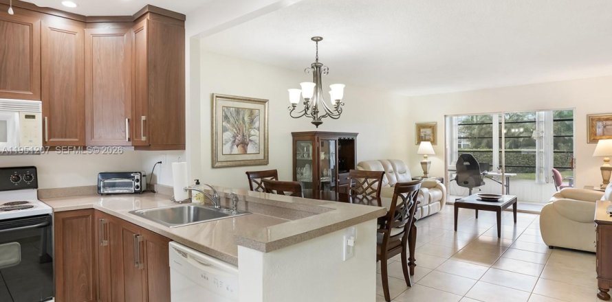 Condo in Lauderdale Lakes, Florida, 2 bedrooms № 2007258