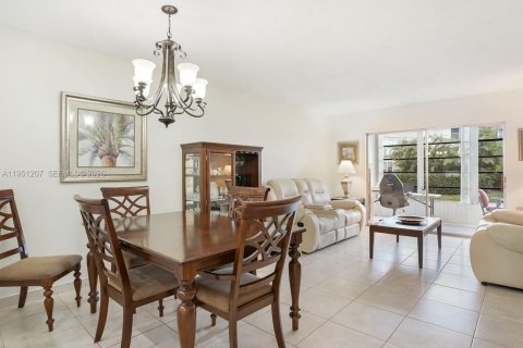 Condo in Lauderdale Lakes, Florida, 2 bedrooms № 2007258 - photo 2