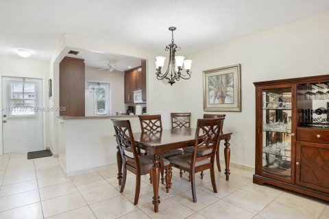 Condo in Lauderdale Lakes, Florida, 2 bedrooms № 2007258 - photo 12
