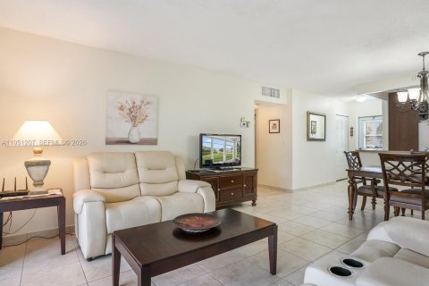 Condo in Lauderdale Lakes, Florida, 2 bedrooms № 2007258 - photo 11