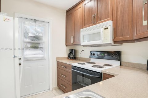 Condo in Lauderdale Lakes, Florida, 2 bedrooms № 2007258 - photo 16