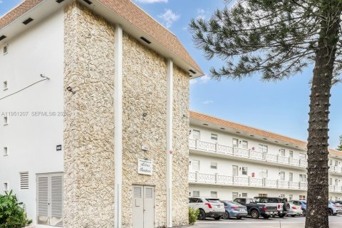 Condo in Lauderdale Lakes, Florida, 2 bedrooms № 2007258 - photo 27