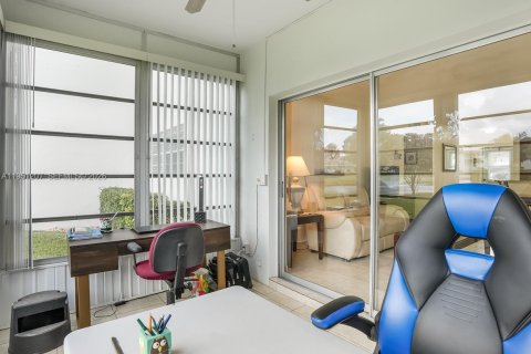 Condo in Lauderdale Lakes, Florida, 2 bedrooms № 2007258 - photo 9