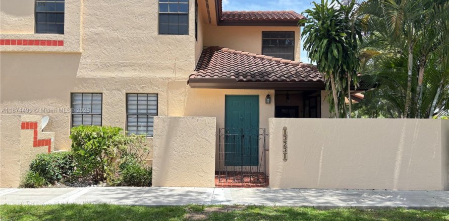 House in Miami, Florida 3 bedrooms, 122.63 sq.m. № 1925827