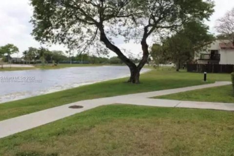 House in Miami, Florida 3 bedrooms, 122.63 sq.m. № 1925827 - photo 19